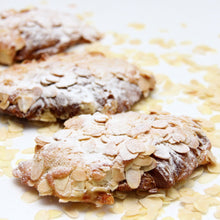 2x CROISSANT & 2x ALMOND CROISSANT